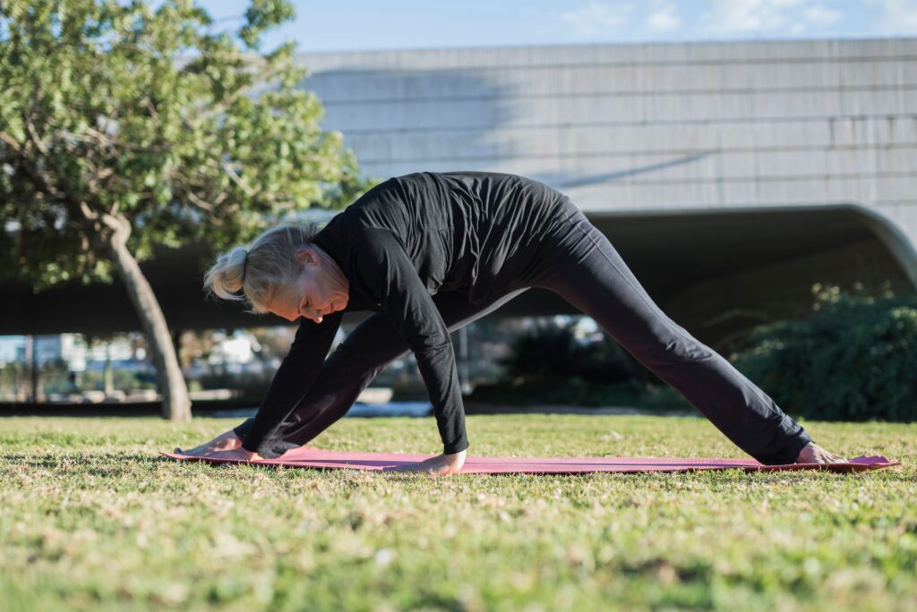 ace your left foot in front of you, bending your knee and placing your left hand on your left leg for stability.